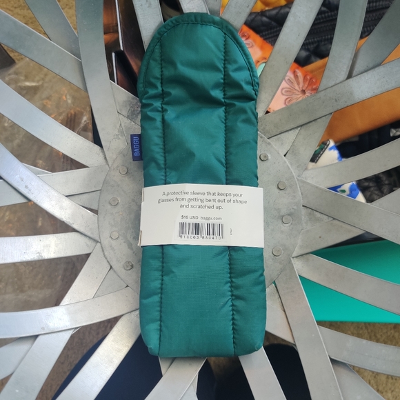 SOLD* Baggu glasses case - Picture 2 of 4